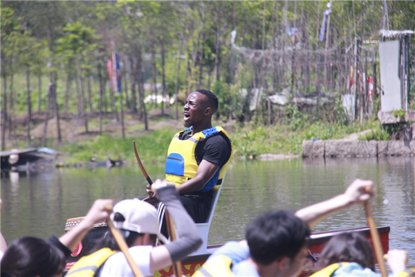 模拟龙舟赛。图源：星空平台